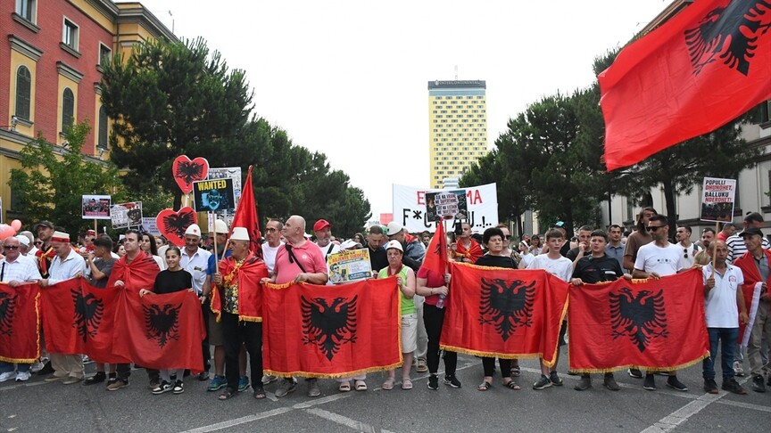Arnavutluk'ta Zvernec'teki turizm projesine karşı gösteriler bir aydır devam ediyor