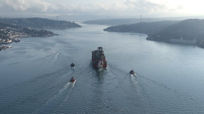 Doğal gaz boru hattı döşeme platformu İstanbul Boğazı'ndan geçiş yaptı