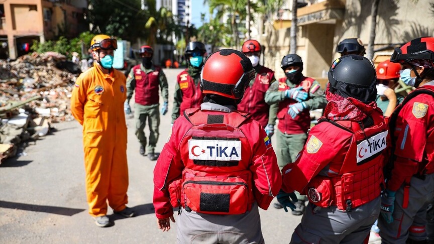 Türkiye'nin donattığı Venezuelalı afet müdahale birimi bir enkazdan diğerine koşuyor