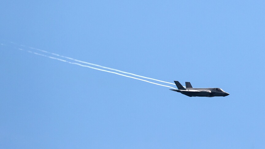 F-35 uçağının Beyaz Saray'a yakın bölgede bir süre havada beklediği anlar merak uyandırdı