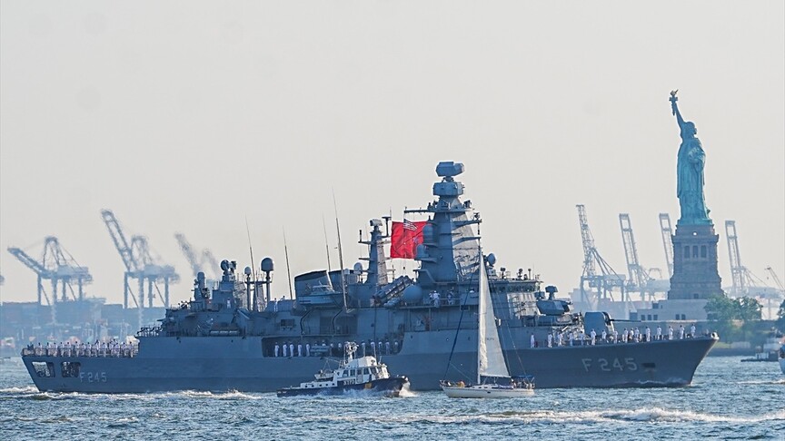 TCG Oruçreis, ABD'nin 250. kuruluş yılı töreni için New York Limanı'na demirledi