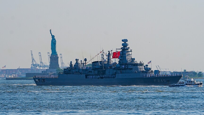 TCG Oruçreis, New York’ta düzenlenen ABD'nin 250. kuruluş yılı törenlerinde Türkiye'yi temsil etti