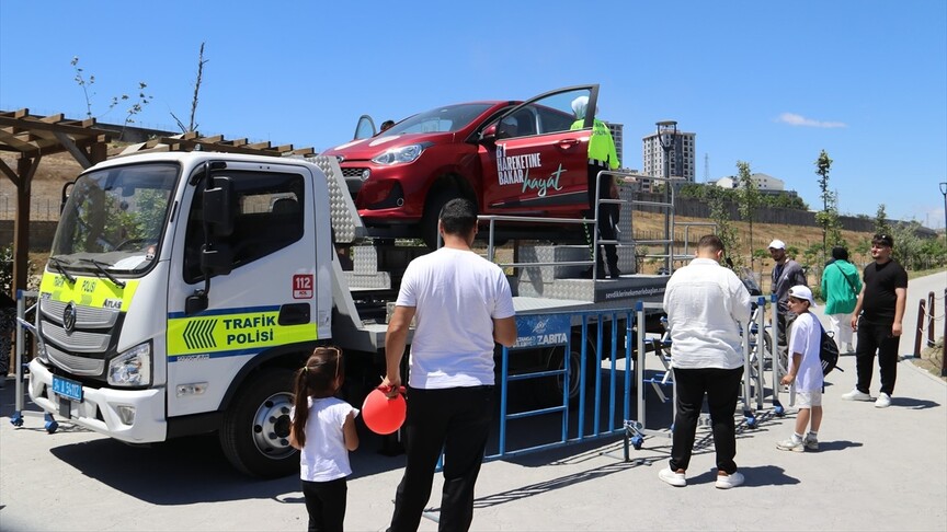 İstanbul'da vatandaşlara simülasyon aracıyla emniyet kemerinin önemi anlatıldı