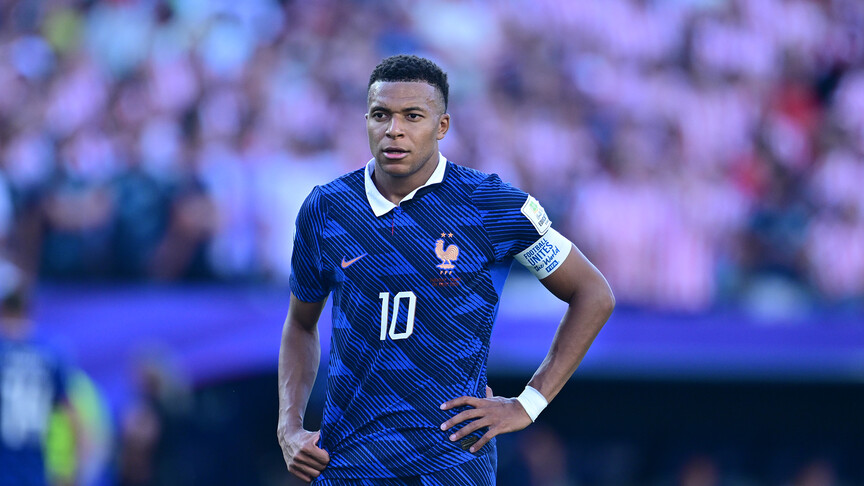 Macron, ırkçı paylaşımların hedefi olan Fransız futbolcu Mbappe'ye tam destek verdi