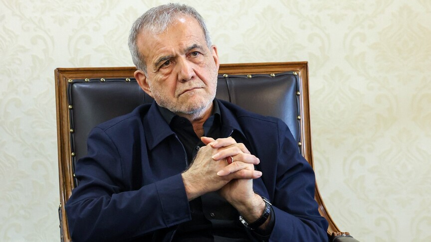 وصول بزشكيان والزيدي إلى النجف لاستقبال جثمان خامنئي