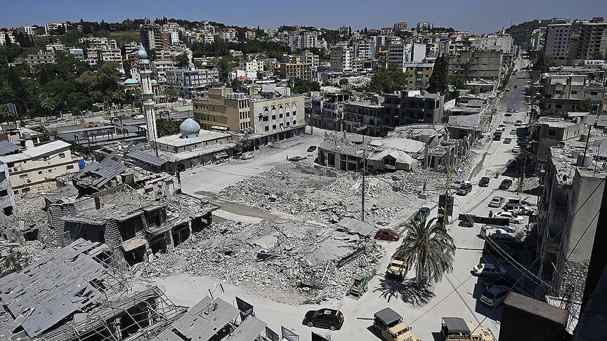İsrail ordusunun ateşkese rağmen Lübnan'ın güneyinde hastane yakınına düzenlediği saldırıda 2 kişi öldü