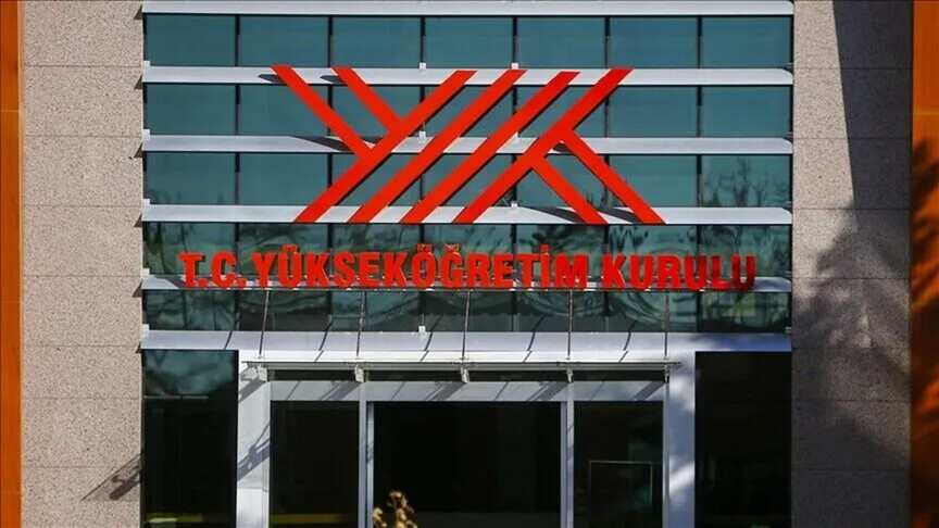 YÖK'ten İstanbul'da özel bir üniversitenin mezuniyet töreninde ayet yazılı pankartın kapatılmasına soruşturma