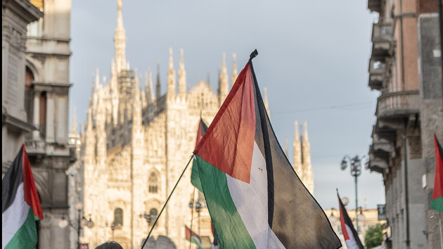 Milano'da bir kişi, Filistin bayrağı renklerindeki paraşütüyle Duomo Katedrali'nden atlayış yaptı