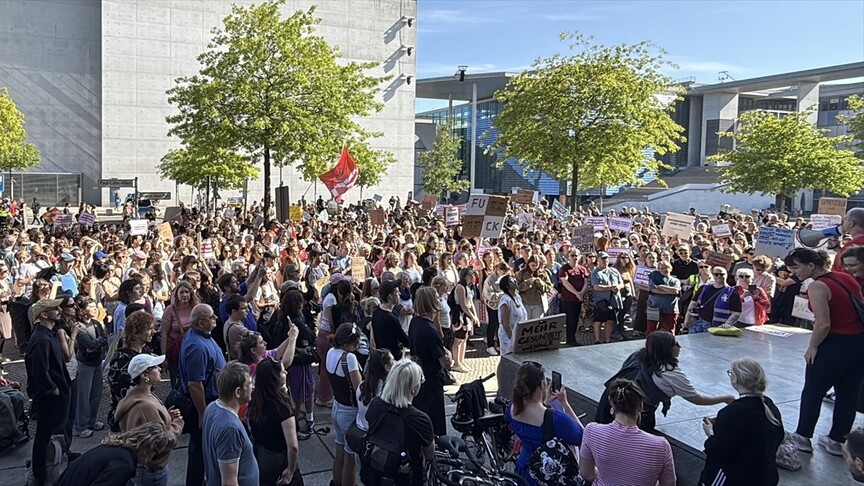 Almanya'da hükümetin hayata geçirmeyi planladığı sağlık reformu protesto edildi