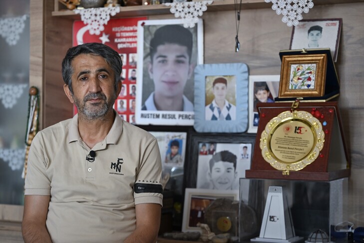 Şehit babası Perçin'in tek tesellisi göklerde dalgalanan "Türk bayrağı"