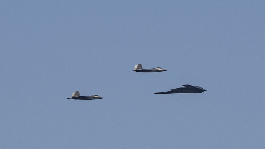 İsrail devlet televizyonu: ABD'ye ait F-22 hayalet savaş uçakları İsrail'den ayrıldı