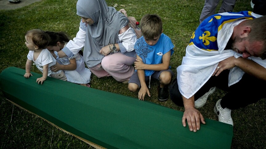 Srebrenitsa'daki soykırım kurbanlarından 10'unun cenazesi defnedilecekleri anıt mezarlığa taşındı
