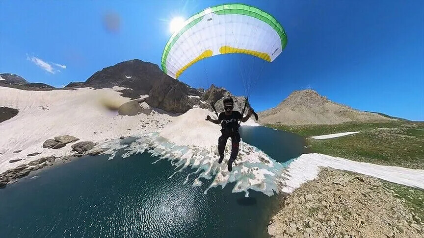Erzincan'daki buzul gölünün üzerinde kayak ve yamaç paraşütü gösterisi yapıldı