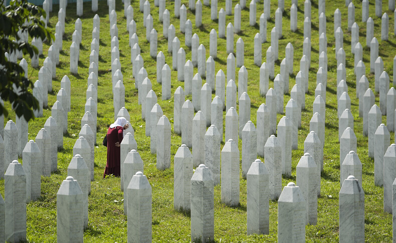 Srebrenitsa Soykırımı'nın 10 kurbanı daha defnedildi