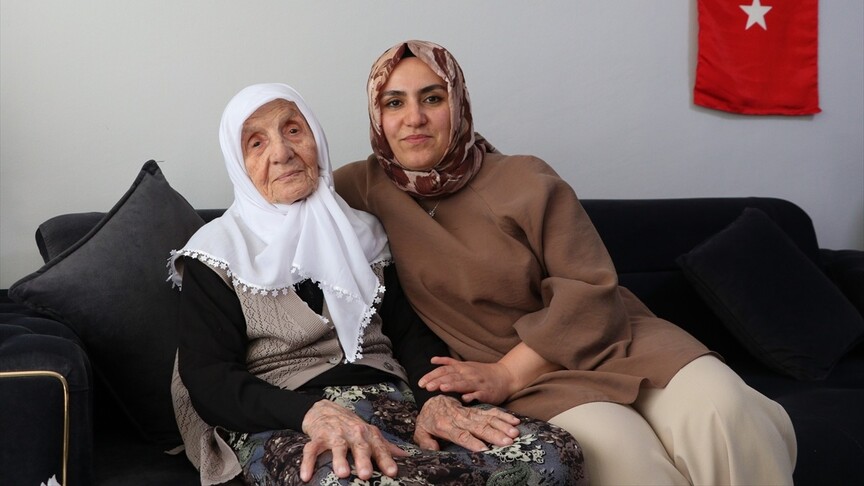 100 yaşındaki şehit annesi Gülşen, toprağa verdiği 3 şehidinin arkasından 10 yıldır ağıt yakıyor