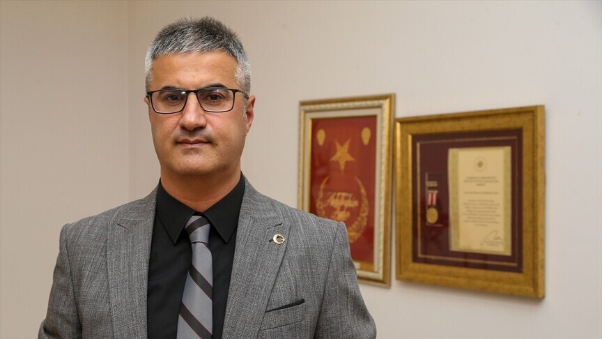 ئەفسەرێکی پۆلیس کە لە ١٥ی تەمووزدا برینداربووه‌ سه‌ره‌ڕای بوونی پارچه‌ له‌ چاویدا ١٠ ساڵە به‌رده‌وامه‌ له‌ ئه‌ركه‌كه‌ی