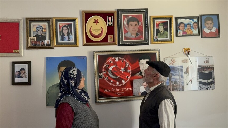 Şehit oğullarının anısını evlerinde oluşturdukları özel odada yaşatıyorlar