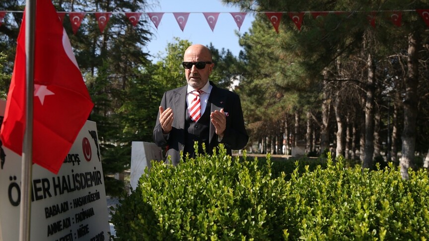 Emekli Korgeneral Zekai Aksakallı, şehit Ömer Halisdemir'in mezarını ziyaret etti