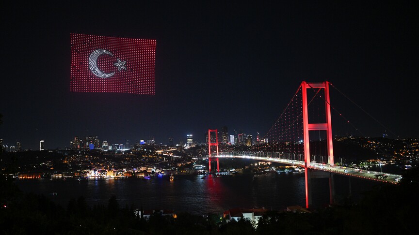 15 Temmuz Şehitler Köprüsü semalarında dronlarla ışık gösterisi yapıldı