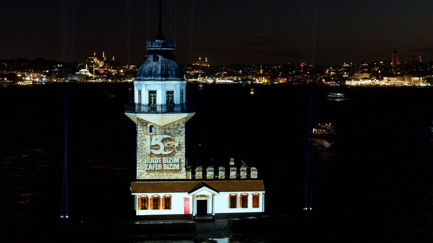 İstanbul'un simge yapılarından Galata Kulesi ve Kız Kulesi'nde 15 Temmuz'a özel mapping gösterisi