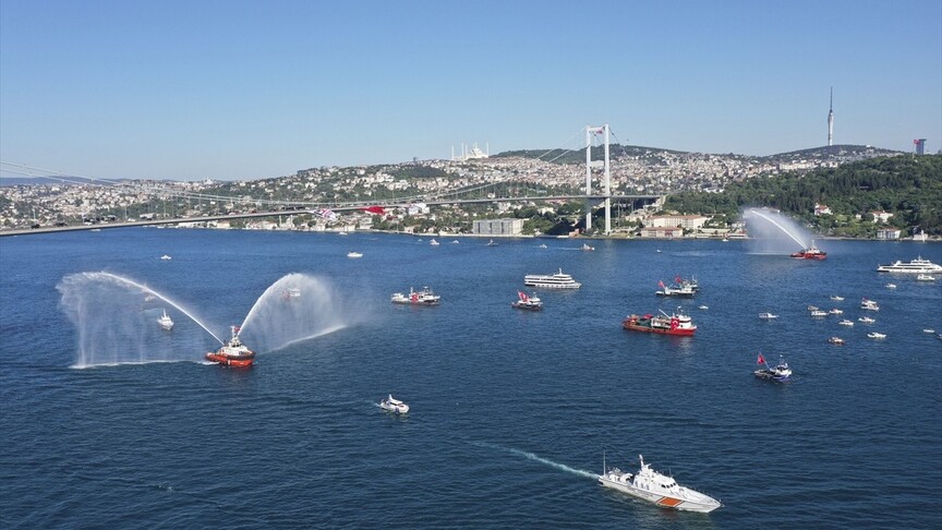 İstanbul Boğazı'nda 15 Temmuz şehitleri anısına 253 gemilik deniz korteji
