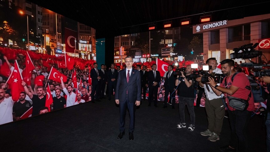 İletişim Başkanı Duran "İrade Bizim, Zafer Bizim" dijital zaman tünelini ziyaret etti
