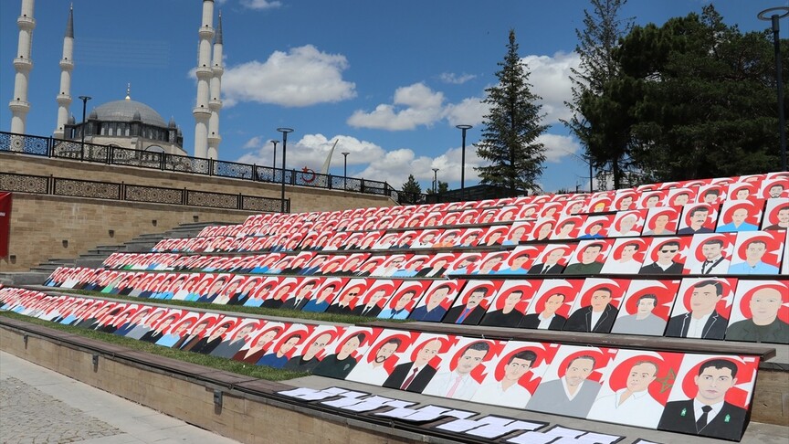 Ortaokul öğrencileri 15 Temmuz şehitlerinin resimlerini tuvale yansıttı