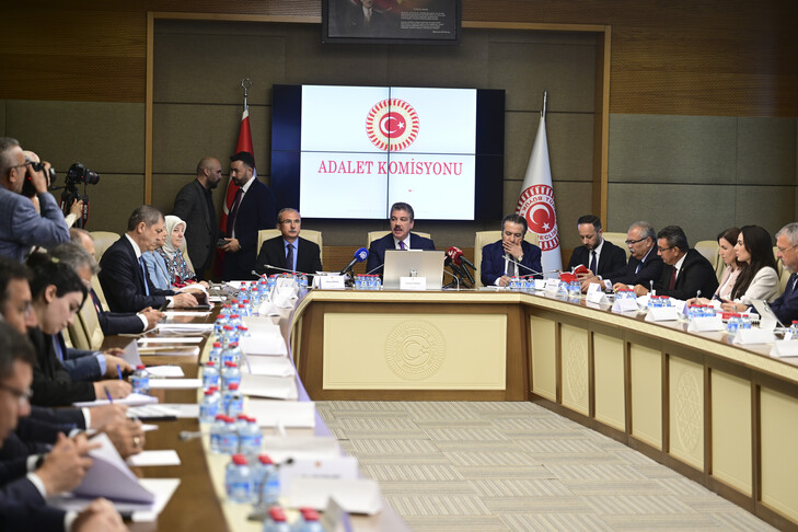Suça sürüklenen çocuklara ilişkin düzenlemeleri içeren kanun teklifinin ilk 2 maddesi kabul edildi