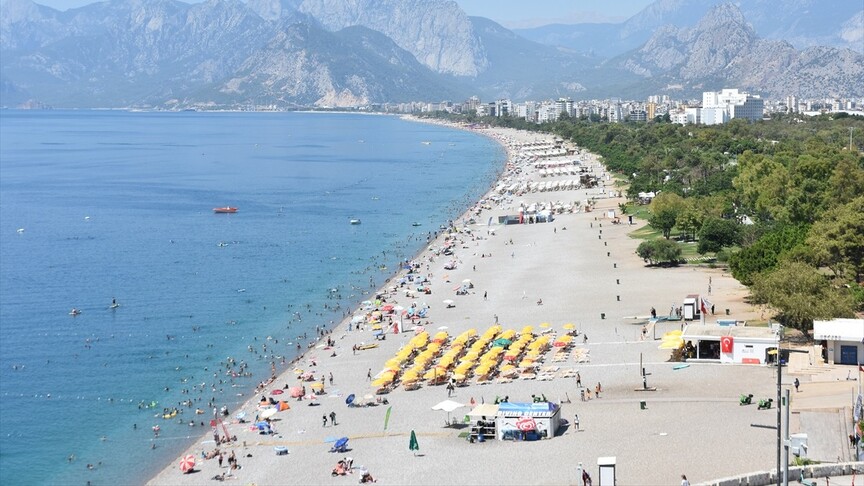 Hava sıcaklığının 38 dereceye ulaştığı Antalya'nın sahillerinde yoğunluk yaşandı