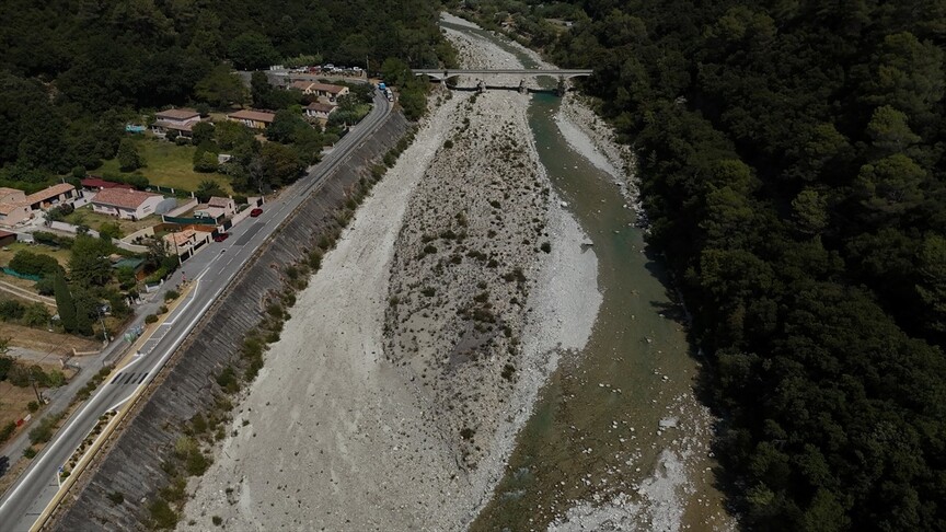 Fransa'da haftalardır süren aşırı sıcaklar nehirlerin su seviyesini düşürdü