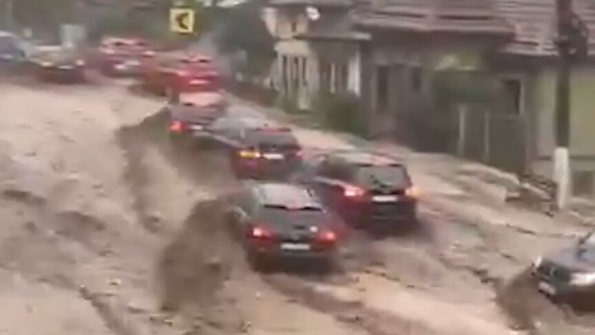 Romanya'da şiddetli yağış Busteni kasabasını su altında bıraktı