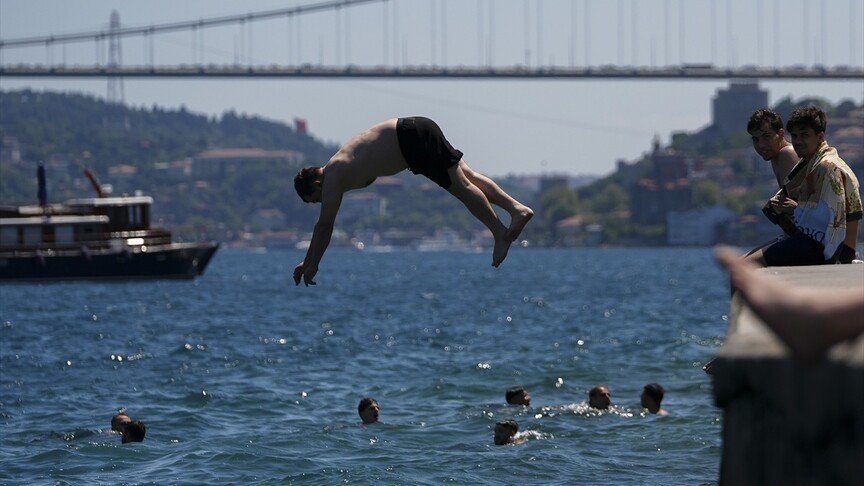 İstanbul'da sıcaktan bunalanlar yeşil alanlar ve sahillerde vakit geçirdi