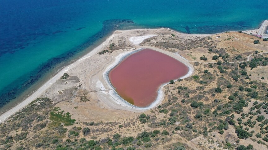Çanakkale'deki "Kalpli Göl" pembeye büründü