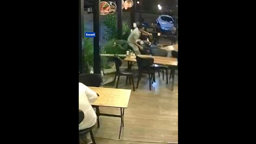 Kocaeli'de kontrolden çıkan motosikletin lokantadaki müşteriye çarpması kamerada
