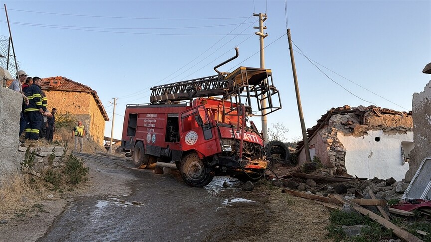 Eskişehir'de evin duvarına çarpan itfaiye aracındaki 3 kişi yaralandı