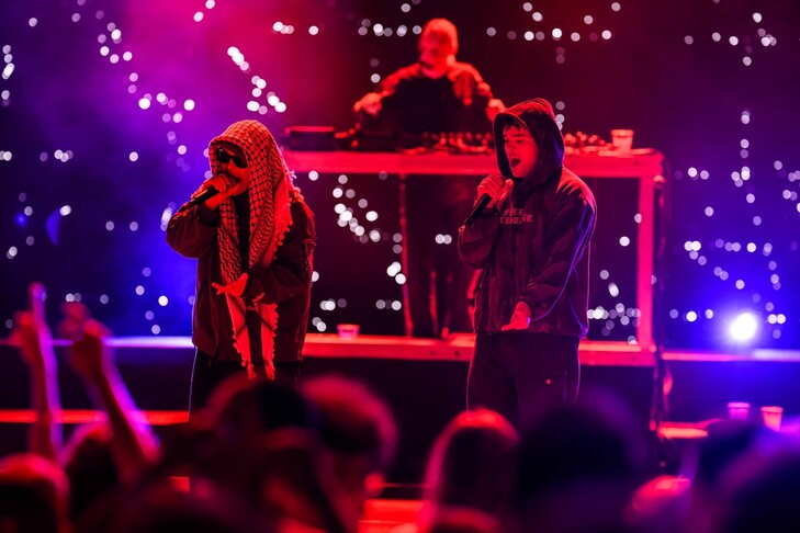 Kneecap konserinde sahne ekranlarına "Filistin'e Özgürlük" mesajı yansıtıldı