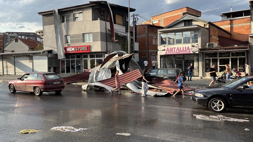 Kuzey Makedonya'nın başkenti Üsküp'te fırtına hayatı olumsuz etkiledi