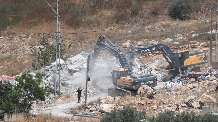 İsrail ordusu, işgal altındaki Batı Şeria'da Filistinlilere ait bir evi yıktı