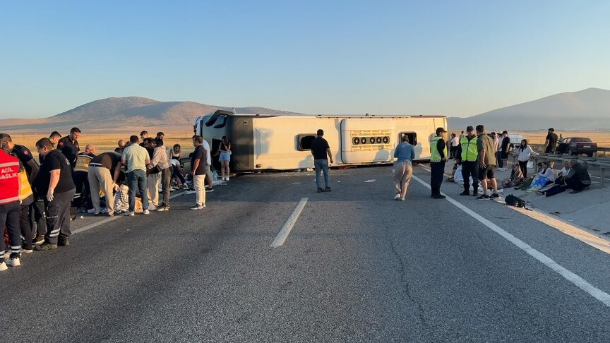 Kütahya'da yolcu otobüsü bariyerlere çarpıp devrildi