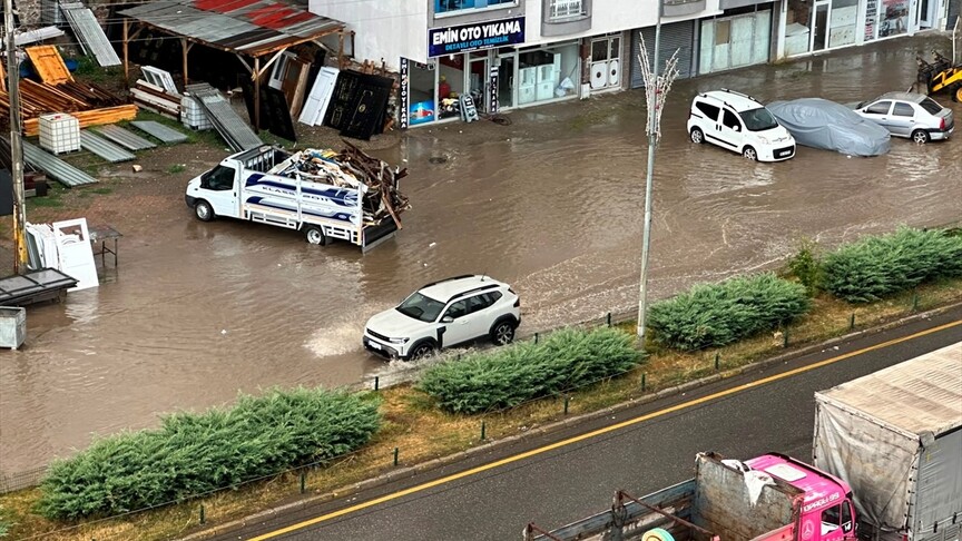 Erzurum'da etkili olan sağanak yüzünden sürücüler yolda ilerlemekte güçlük çekti