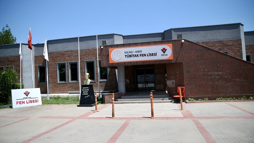 TÜBİTAK Fen Lisesi, öğrencilerinin YKS'de aldığı başarılı sonuçlarla göz doldurdu