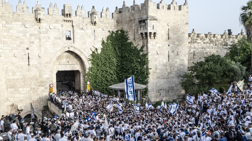 ھەزار و ٣٠٠ جوولەکەی پەڕگیر ھەڵیانکوتایە سەر مزگەوتی ئەقسا