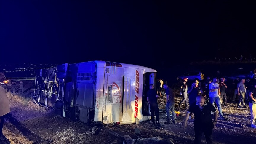 Kırıkkale'de devrilen yolcu otobüsündeki 10 kişi yaralandı