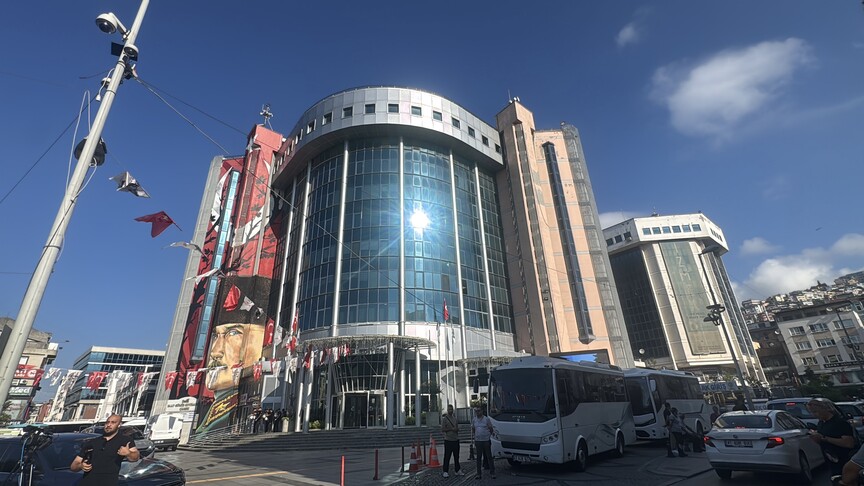 İzmit Belediye Başkanı Fatma Kaplan Hürriyet görevinden uzaklaştırıldı