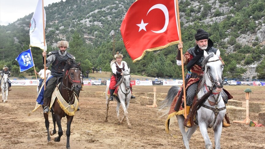 Antalya'da "Kökbörü Müsabakaları ve Geleneksel Atlı Spor Gösterileri" yapıldı