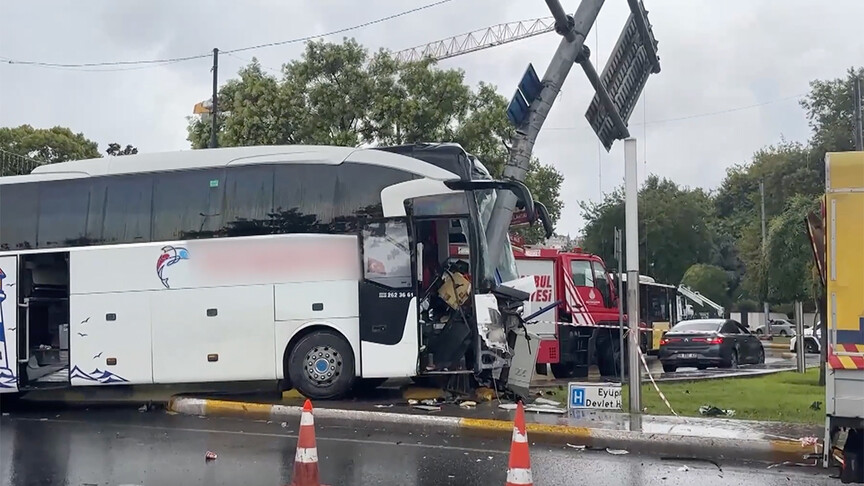 Eyüpsultan'da yolcu otobüsü ile otomobil çarpıştı, 30 kişi yaralandı