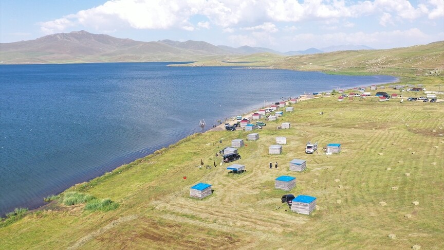 Karın geç eridiği Ağrı'daki Balık Gölü serin havasıyla ziyaretçilerini ağırlıyor