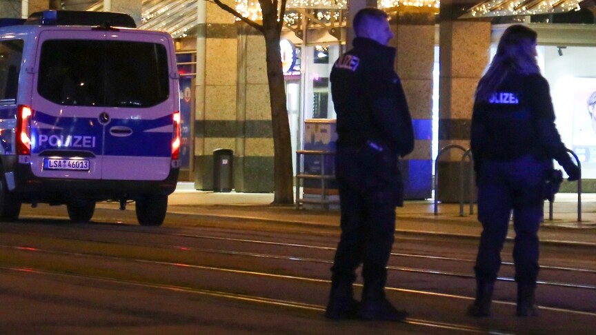 Berlin'de LGBT yürüyüşünün yapıldığı alanın yakınında bir araç kalabalığa daldı