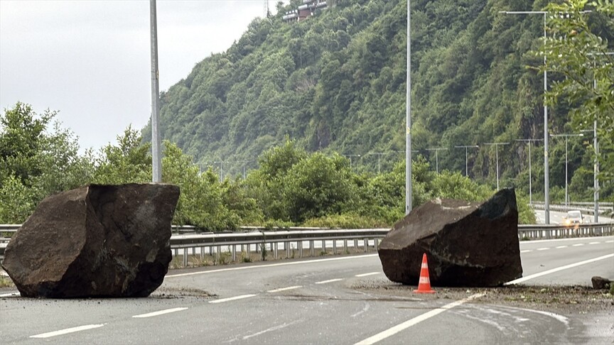 Rize'de yamaçtan kopan kaya parçaları Karadeniz Sahil Yolu'na düştü