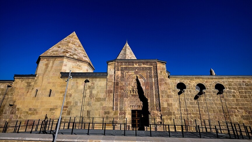Motif motif işlenen taşlarda gölgeler yüzyıllardır kıyama duruyor